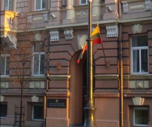 После предупреждения из Брюсселя кабмин Литвы думает облегчить вступление в партии для граждан дру