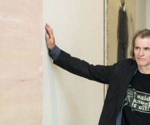 Преподаватель ВХА, которого анонимно обвиняют в сексуальном использовании студенток, увольняется