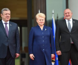 Президент поздравляет Грузию со столетием государства