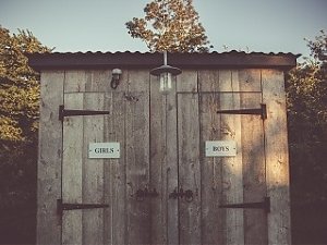 Кабмин Литвы старается избежать штрафа ЕК за дворовые туалеты