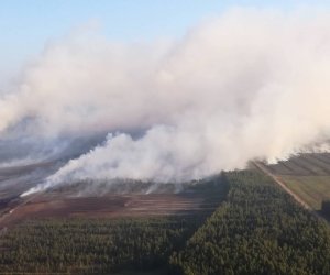 Литовский военный вертолёт тушит пожар в Латвии (дополнено)