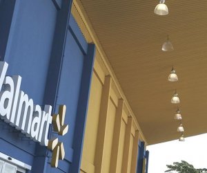 Литва просит Walmart изъять из торговли майки с советской символикой