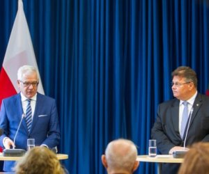 Польша обещает поддержать Будапешт в споре с ЕС, Литва - стремится к диалогу