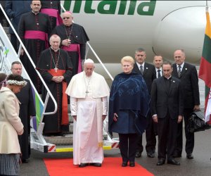 Премьер Литвы ободряет встретившую понтифика девочку, а тех, кто возмущался, называет мерзавцами