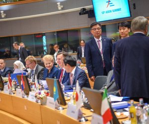 В связи с угрозой замедления экономики Литва призывает Европу и Азию укреплять связи
