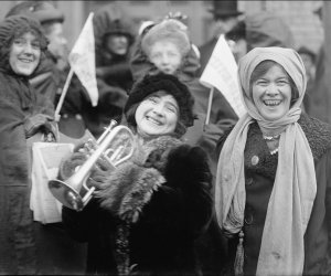В день столетия получения права женщин на голосование - призывы бороться с насилием и разницей зарплат (обновлено)