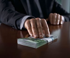 Перед судом взяточники с особым статусом  - судьи и адвокаты