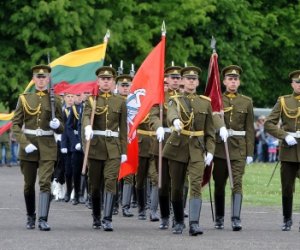 Литовские солдаты промаршируют на параде в Варшаве