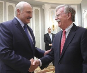 Опрос политологов, проведенный BNS: что означает для Литвы внимание США к Беларуси