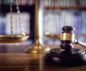 Перед судом предстали люди, производившие наркотики в Латвии и продававшие их в Литве