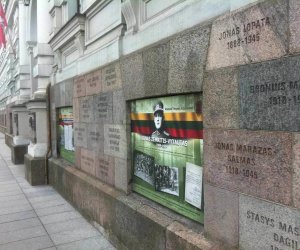 На фасаде бывшего здания КГБ в Вильнюсе уберут некоторые фамилии