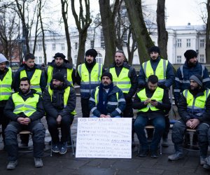 Десятки турецких строителей в Каунасе требовали справедливой оплаты их труда