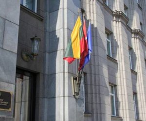 МИД предлагает запретить въезд в Литву китаянке, осквернившей кресты за гонконгцев
