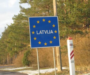 На границе въезжающим в Литву из Польши и Латвии предоставляется информация о коронавирусе