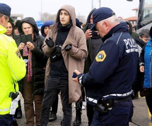 Премьер Литвы: людей, застрявших на границе Польши и Германии доставят самолетом ВВС