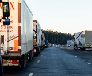 На границе с Польшей очереди грузовиков продолжают расти