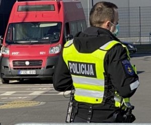 Полиция: в течение суток через КПП в Каунас не пропущено почти 3,5 тыс. машин (обновлено)