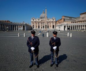 Папа римский призвал мир сплотиться на фоне пандемии