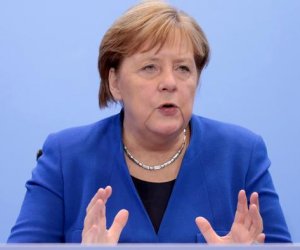 Меркель предостерегает от поспешного снятия локдауна