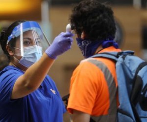 В США число смертей пациентов с COVID-19 превысило 130 000