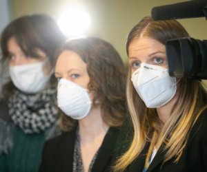 В Литве с сегодняшнего дня жители обязаны носить защитные маски