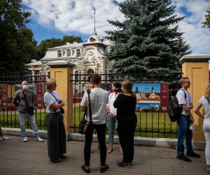 Перед окончанием голосования - очереди у посольства Беларуси в Вильнюсе