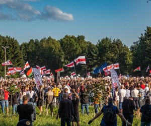 В Литве раскупаются исторические флаги Беларуси (СМИ)