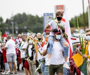 Около 50 тыс. человек встали в живую цепь в Литве, чтобы поддержать белорусов