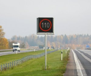 В Эстонии вместо штрафа за превышение скорости придется стоять на обочине