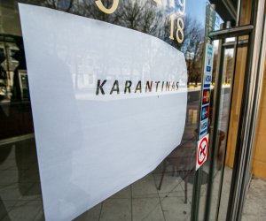 Со вступлением в силу в Литве строгого карантина закрыты многие магазины, парикмахерские