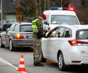 Полиция начинает ограничивать передвижение между самоуправлениями