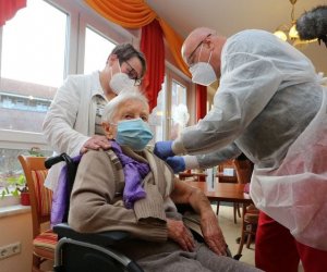 Вакцинация в Германии: первые трое привитых старше ста лет