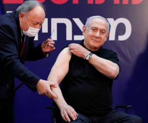 Израильтян вакцинируют быстрее всех
