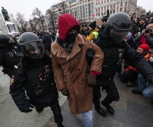Министры стран Балтии призывают ЕС ввести санкции в отношении России за задержание участников протестов 