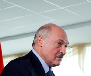 Лукашенко отреагировал на фильм о его состоянии: "И в штаны залезли в конце"