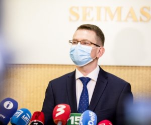 Чтобы развеять сомнения министр здравоохранения Литвы сам привьётся вакциной AstraZeneca
