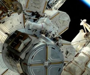 Астронавты NASA почти семь часов провели в открытом космосе
