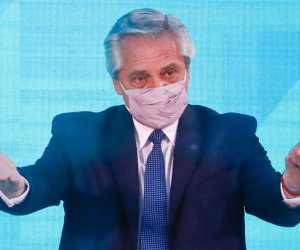 Привитый Sputnik V президент Аргентины заразился коронавирусом