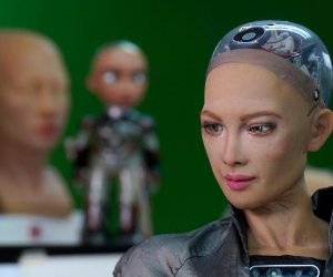 София, художник-робот, продает свое искусство за 688 888 долларов 