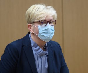 Премьер о вакцинации крупных предприятий: накапливать вакцину нецелесообразно
