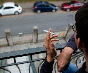 Евробарометр: Литва незначительно превышает средний показатель ЕС по проценту курильщиков