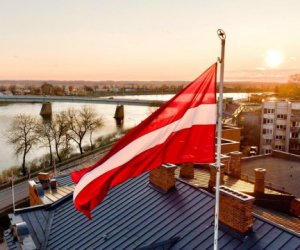 Руководство страны поздравляет Латвию с 31-ой годовщиной восстановления независимости