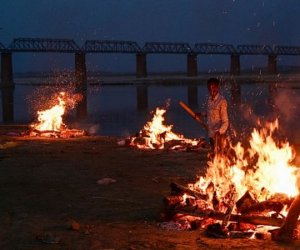 Ковид в Индии: из реки Ганг вылавливают десятки трупов