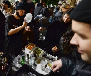 Поляки приветствуют открытие баров и ресторанов, сняли маски и почувствовали свободу