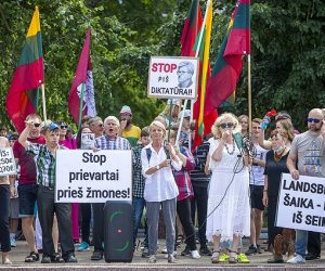 Сотни людей на митинге в Вильнюсе выступали за то, чтобы была свобода относительно вакцинации
