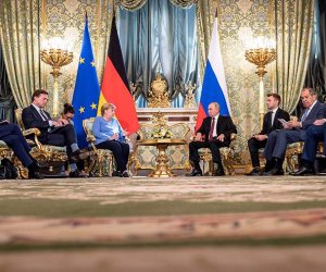 Переговоры Путина и Меркель начались в Москве