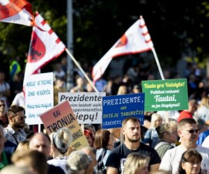 Тысячи людей в Вильнюсе протестуют против антиковидных ограничений