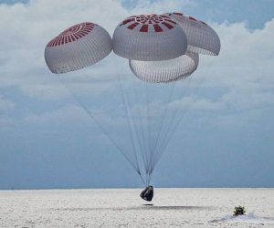 Космический корабль SpaceX с экипажем из четырех туристов приводнился в Атлантическом океане