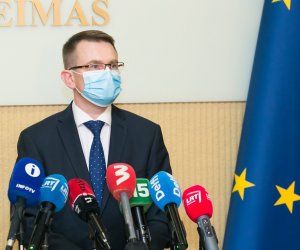 Литва вошла в "черную зону", Кабмин рассмотрит вопрос обязательного ношения масок