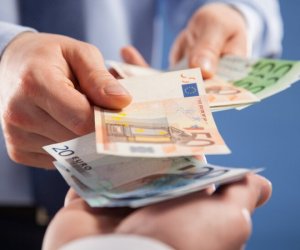 Кабмин утвердил повышение ММЗ до 730 евро ("на руки" -  518 евро)